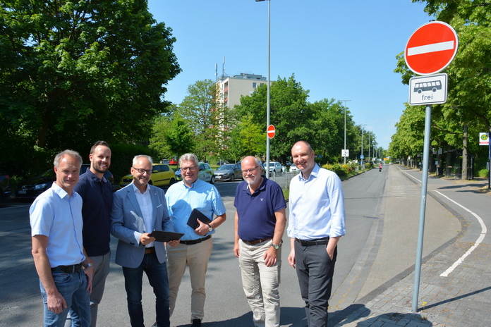 Die Beteiligten von Stadt, Stadtwerke, Kreis und Dienstleister geben den Startschuss für die Machbarkeitsstudie Wärmenetz Paradieser Weg.