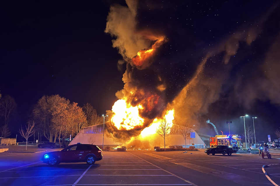 Vollbrand – Tennishalle.  Bild: © Christoph Blume