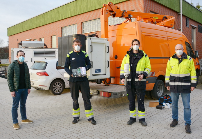 Stephan Siegert, Stadt Soest, hat heute zusammen mit Thomas Schimanski, Tobias Peck und Karl-Heinz Hake - alle Stadtwerke Soest - den Startschuss für die Installation des Sensorennetzwerkes gegeben.