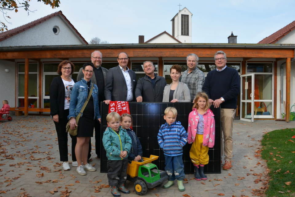 Schenkung der PV-Anlage durch die Stadtwerke Soest und die Schausteller an die Kita