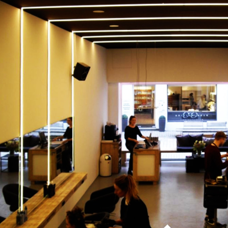Planung und Installation von Lichttechnik - Die Lichtmacher GmbH aus Bielefeld sind Experten für LED-Technik. In Büros, Altersheimen, Kindergärten, Montagehallen, Supermärkten oder Ausstellungsräumen lassen sich mit der Umrüstung bis zu 80 Prozent der Energiekosten einsparen.