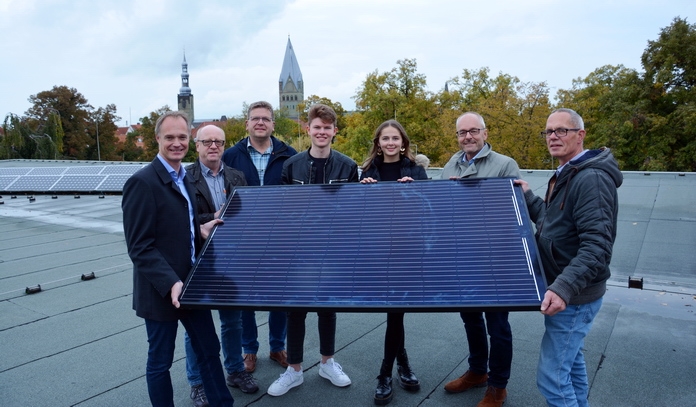 Erweiterung der PV-Anlage Aldegrever-Gymnasium - Vertreter der Schüler, der Schule, der Stadt und der Stadtwerke