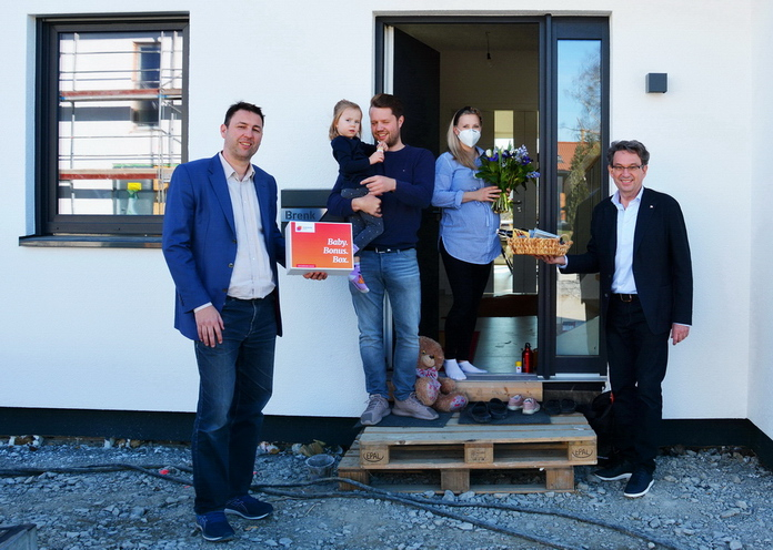 Begrüßung der ersten Familie, die im Neuen Soester Norden ihr Haus bezieht.