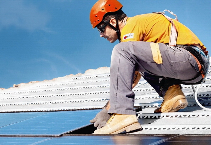 Installation von Solarmodulen auf dem Dach - Soester Solardach