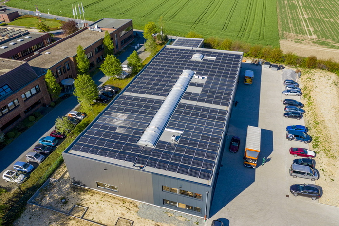 Stadtwerke Soest - Gerpol Sitzsysteme - Ganz im Zeichen der nachhaltigen Produktion sind die Hallendächer vollständig mit PV-Modulen bedeckt.