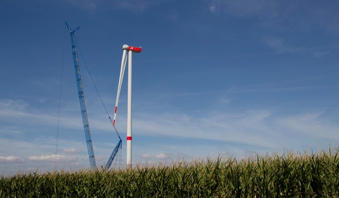 Windpark Wennerstorf - Selbst mit erst einem Rotorblatt bereits sehr beeindruckend, der neue Windpark während der Bauphase im vergangenen Jahr.